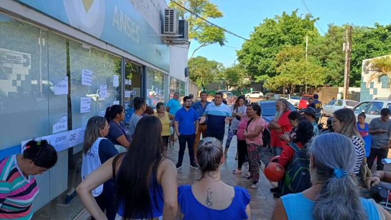 Empleados de Anses reclaman reincorporación y temen el cierre de la delegación Iguazú