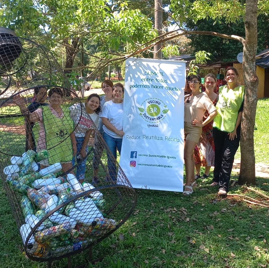 Vecino sustentable Iguazú instaló un sube y baja y un centro de acopio de botellas de amor