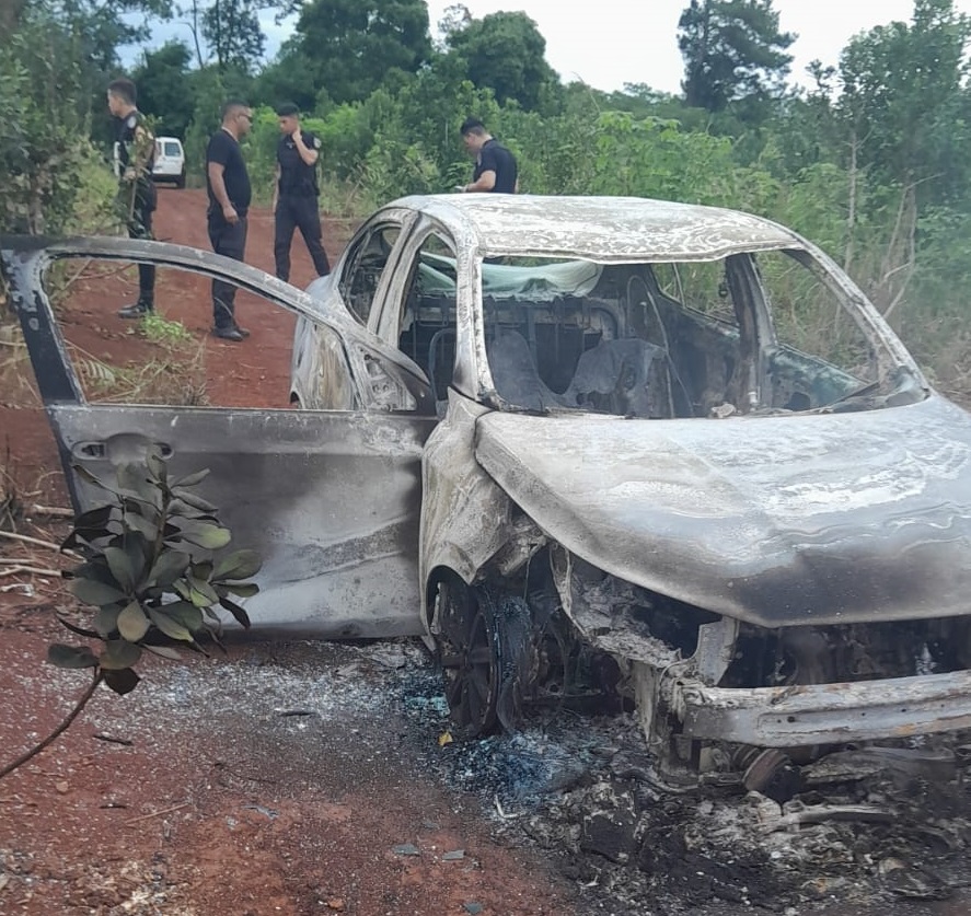 Robaron un taxi en Puerto Esperanza, se alzaron con 600 mil pesos de la sucursal del correo en Puerto Libertad e incineraron el auto
