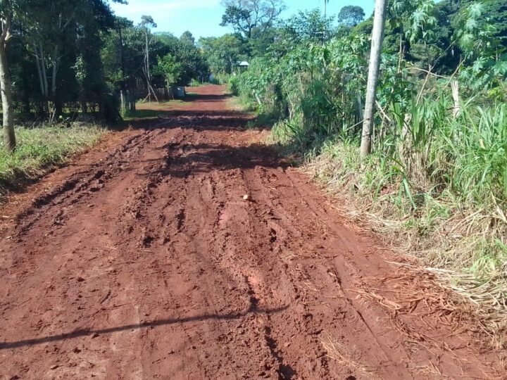 Iguazú: Solicitan colaboración de cargas de tosca para reparar una calle y poder salir a trabajar