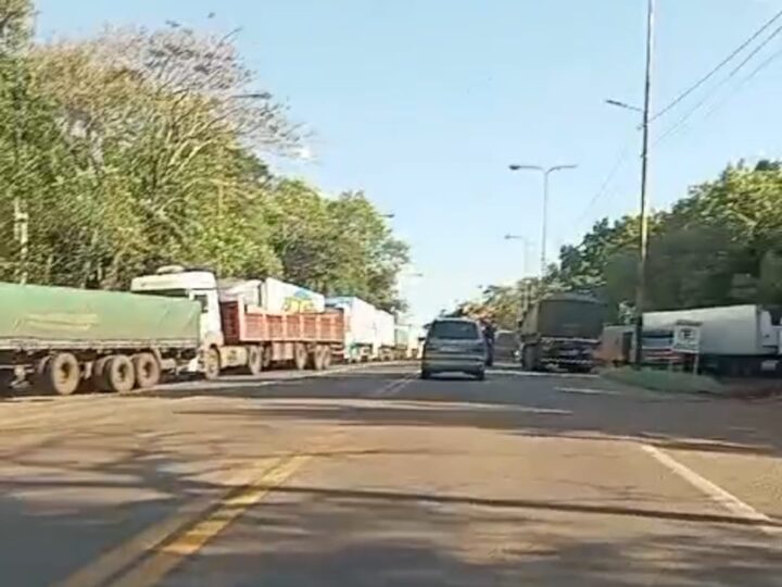Cientos de camiones complican el transito en la zona de frontera de Iguazú