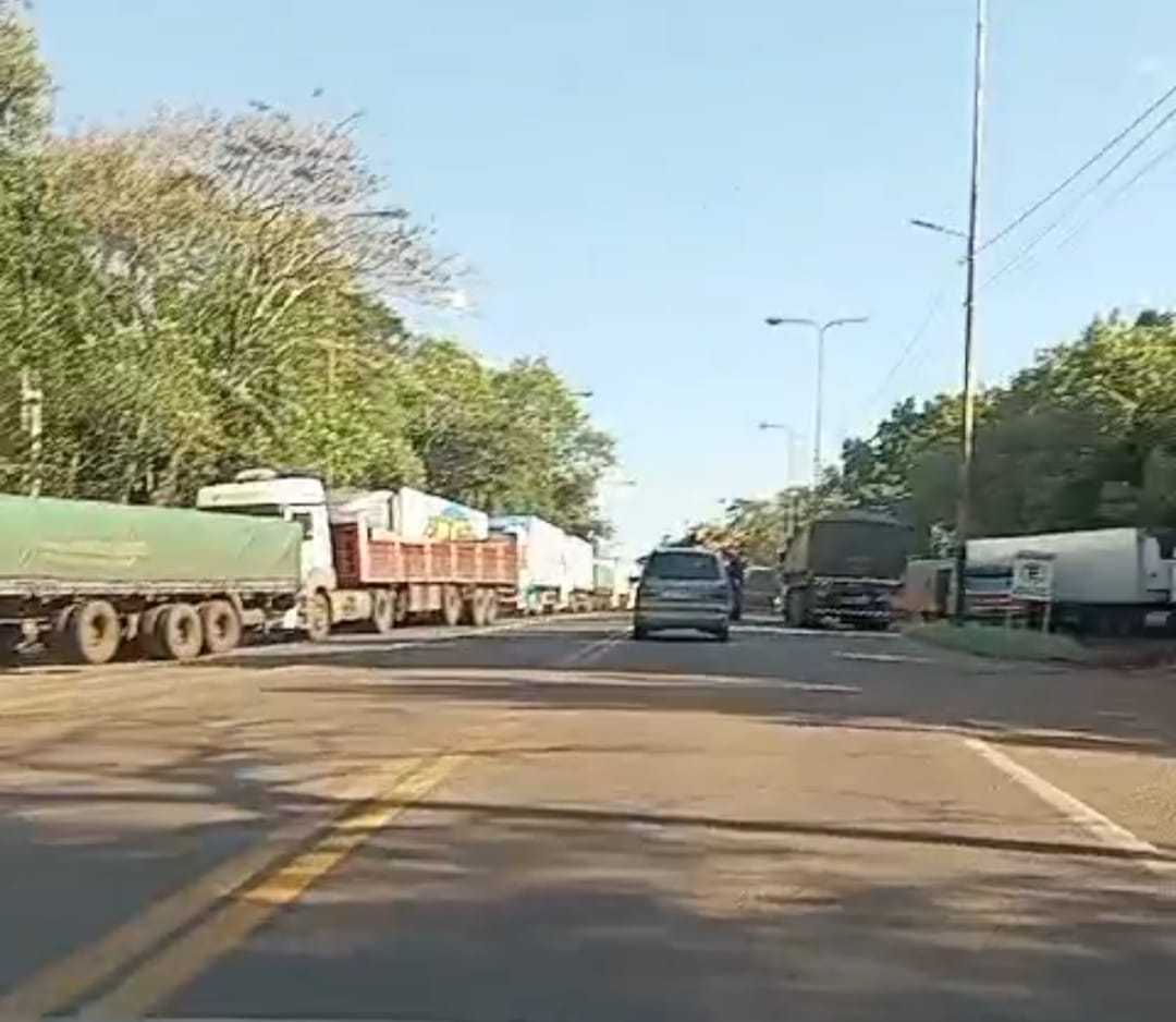 Cientos de camiones complican el transito en la zona de frontera de Iguazú