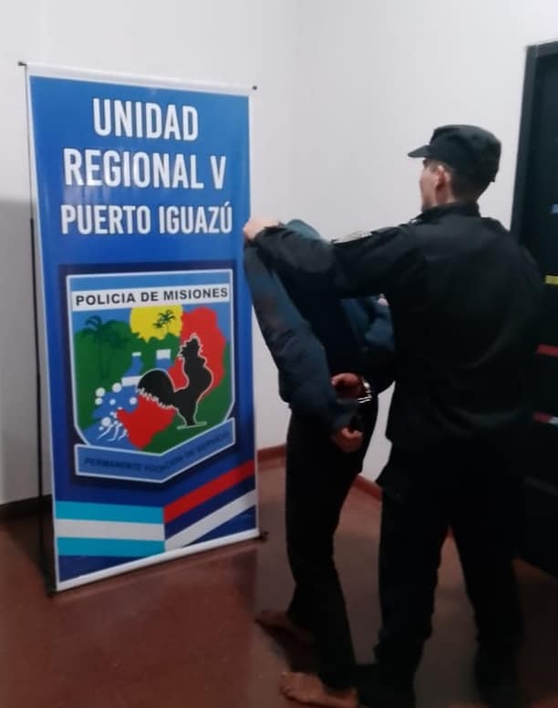 Vecinos sorprendieron a un joven llevando una reja, alertaron a la policía terminó detenido