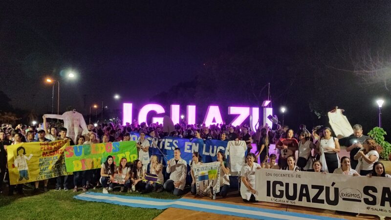 Docentes marcharon en Iguazú y mañana continuarán con las asambleas en las escuelas