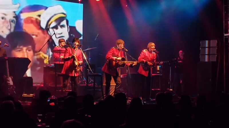 The Beats transportó al público a Liverpoll y los hizo vibrar