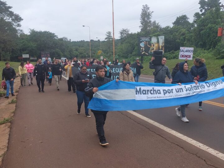 Docentes de Iguazú en lucha volvieron a marchar hasta la zona de frontera este domingo