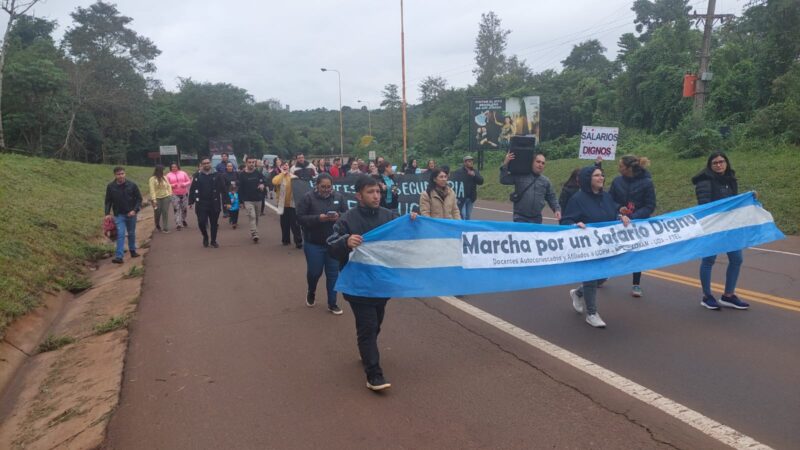 Docentes de Iguazú en lucha volvieron a marchar hasta la zona de frontera este domingo