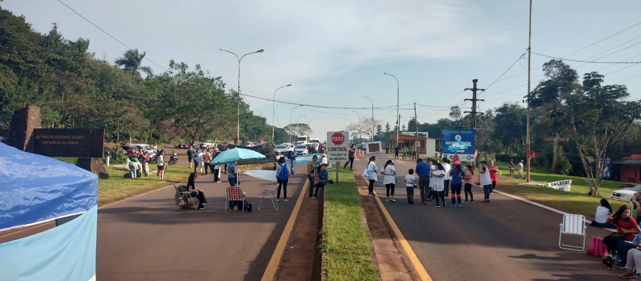 Docentes cortan la ruta 12 en Iguazú de forma intermitente
