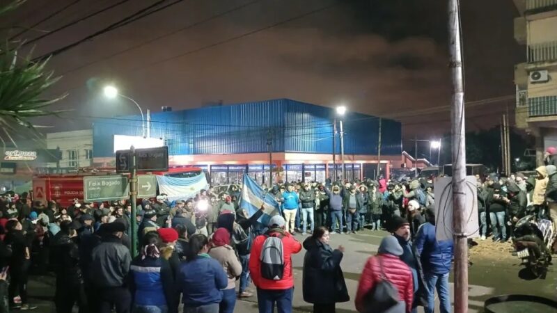 La policía llegó a un acuerdo con el gobierno, personal de salud y docentes esperan la misma suerte