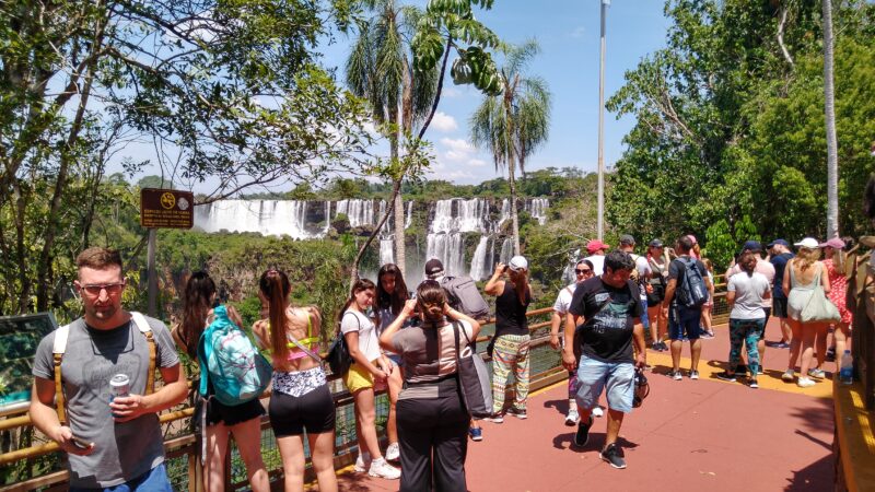 Iguazú transita un buen fin de semana largo con más de 15 mil visitantes en Cataratas