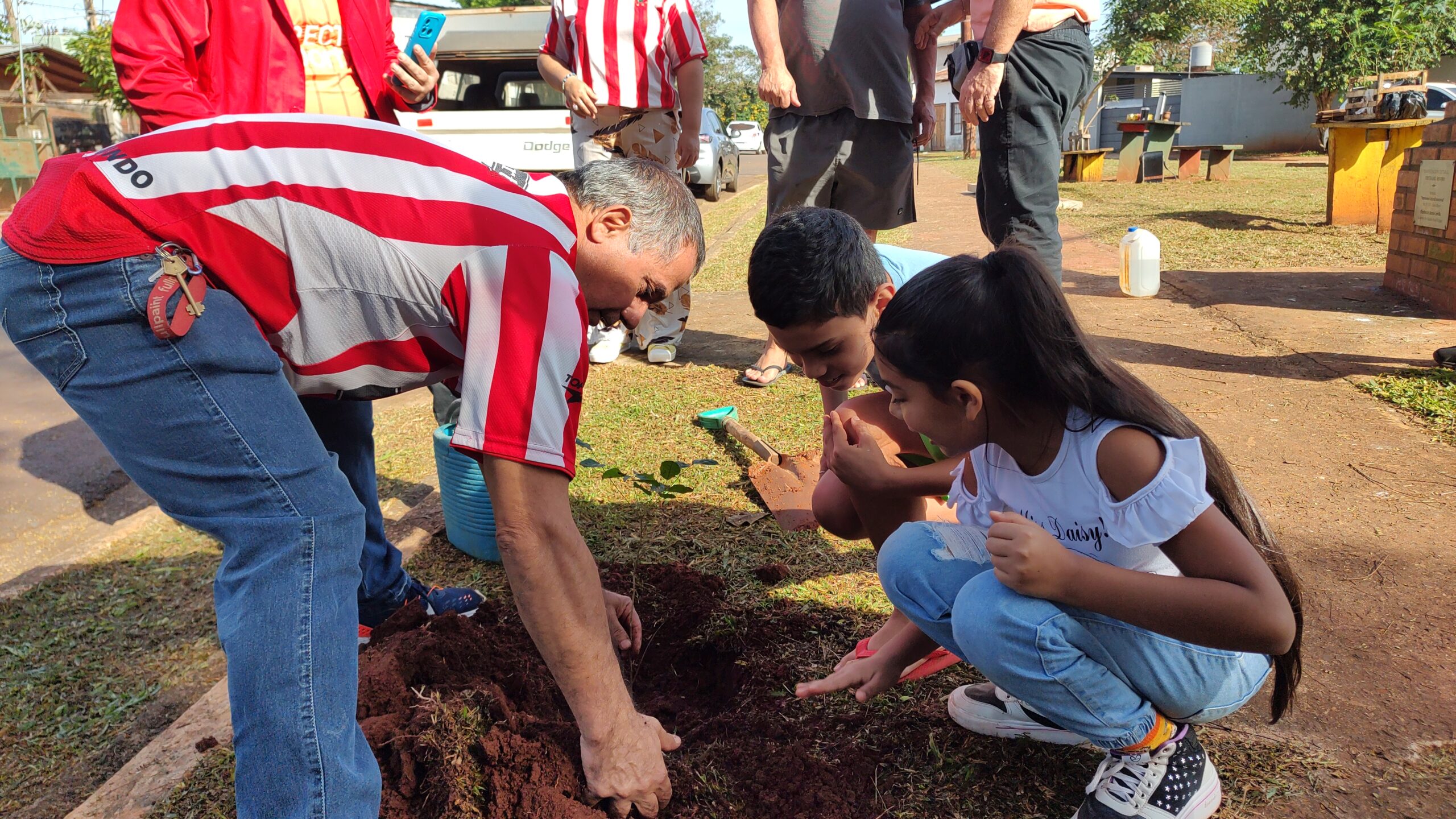 Iguazú: Plantaron árboles en la plazoleta Ramon Carrillo por el día del medio ambiente