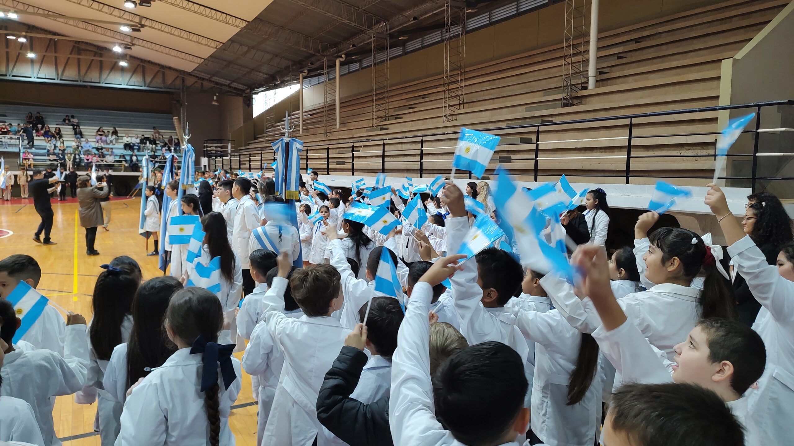 Alumnos, soldados y veteranos juraron lealtad a la bandera en Iguazú