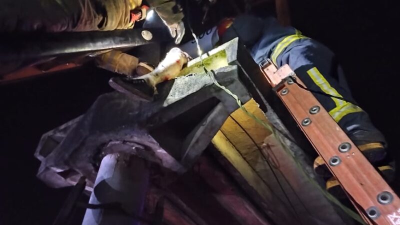 Hombre fue rescatado de un trasformador tras recibir una descarga eléctrica y está en terapia intensiva