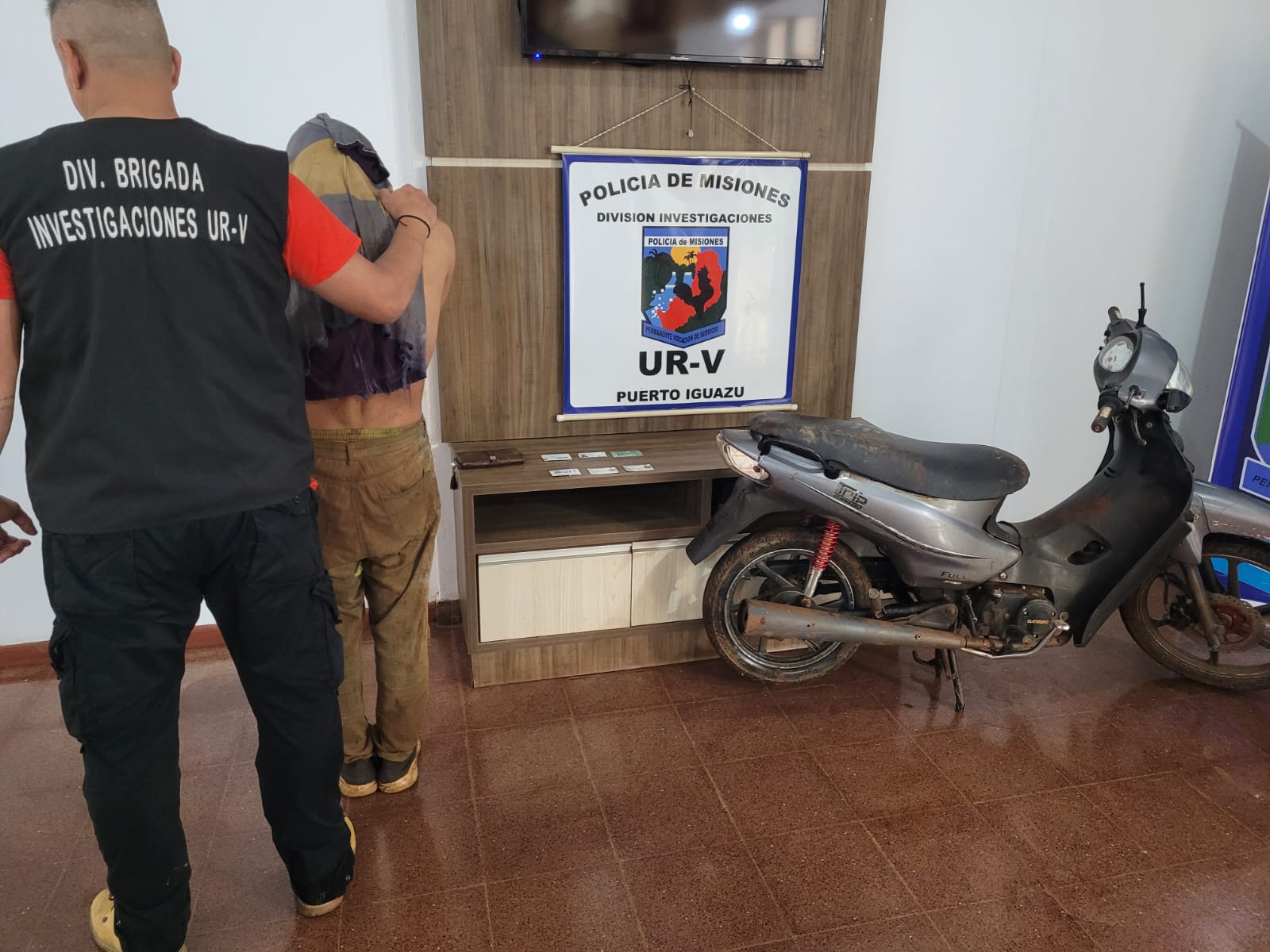 Cayo «Catatau», escapaba de los investigadores a bordo de una moto robada que la arrojó al cauce del arroyo Mbocay