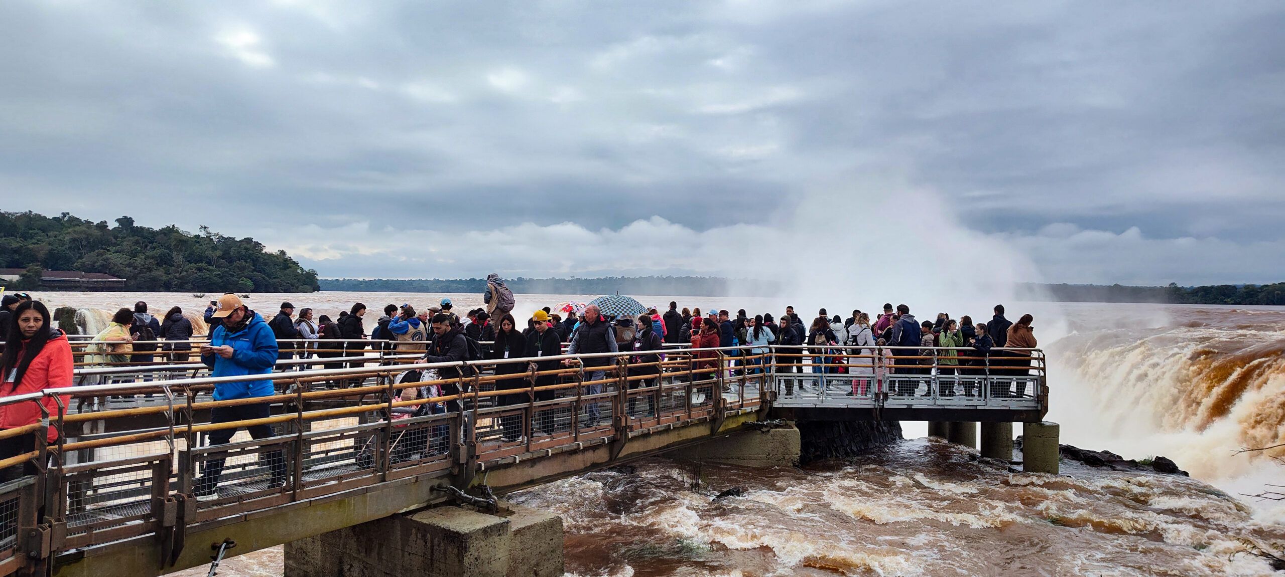 Intensa afluencia de visitantes en cataratas, ingresaron más de 10 mil turistas este miércoles