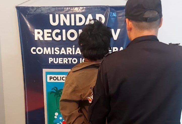 Fue detenido tras ser sorprendido llevando prendas de vestir de dudosa procedencia
