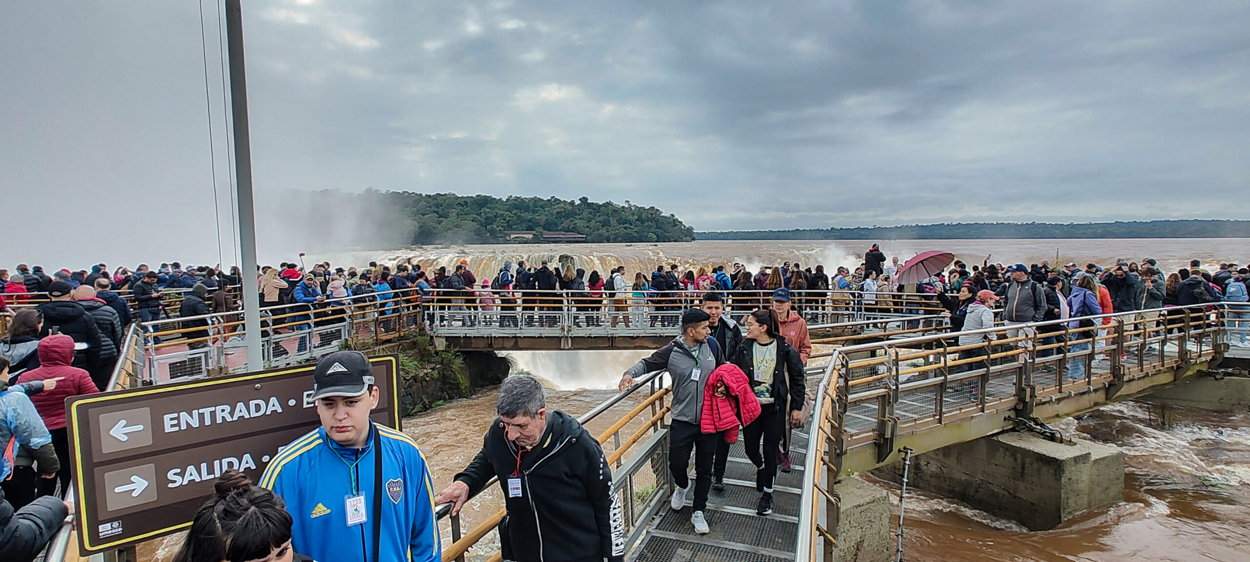 Garganta del Diablo: muchos turistas optaron por caminar para ver el salto más Imponente