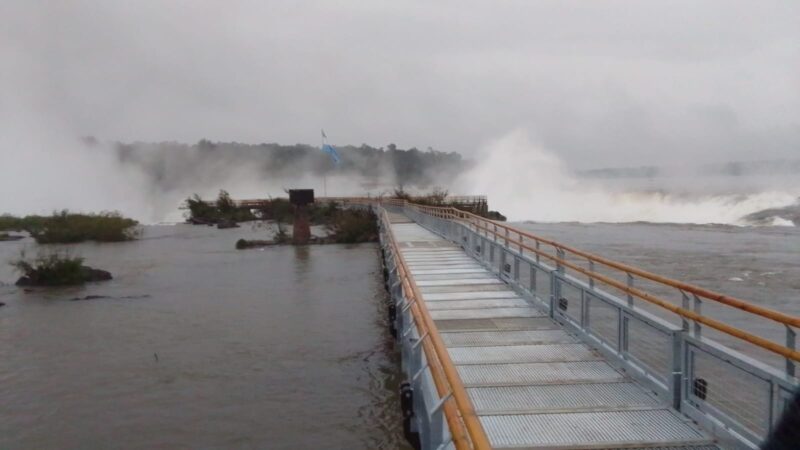 El aumento el caudal del rio Iguazú impide la habilitación del circuito Garganta del Diablo
