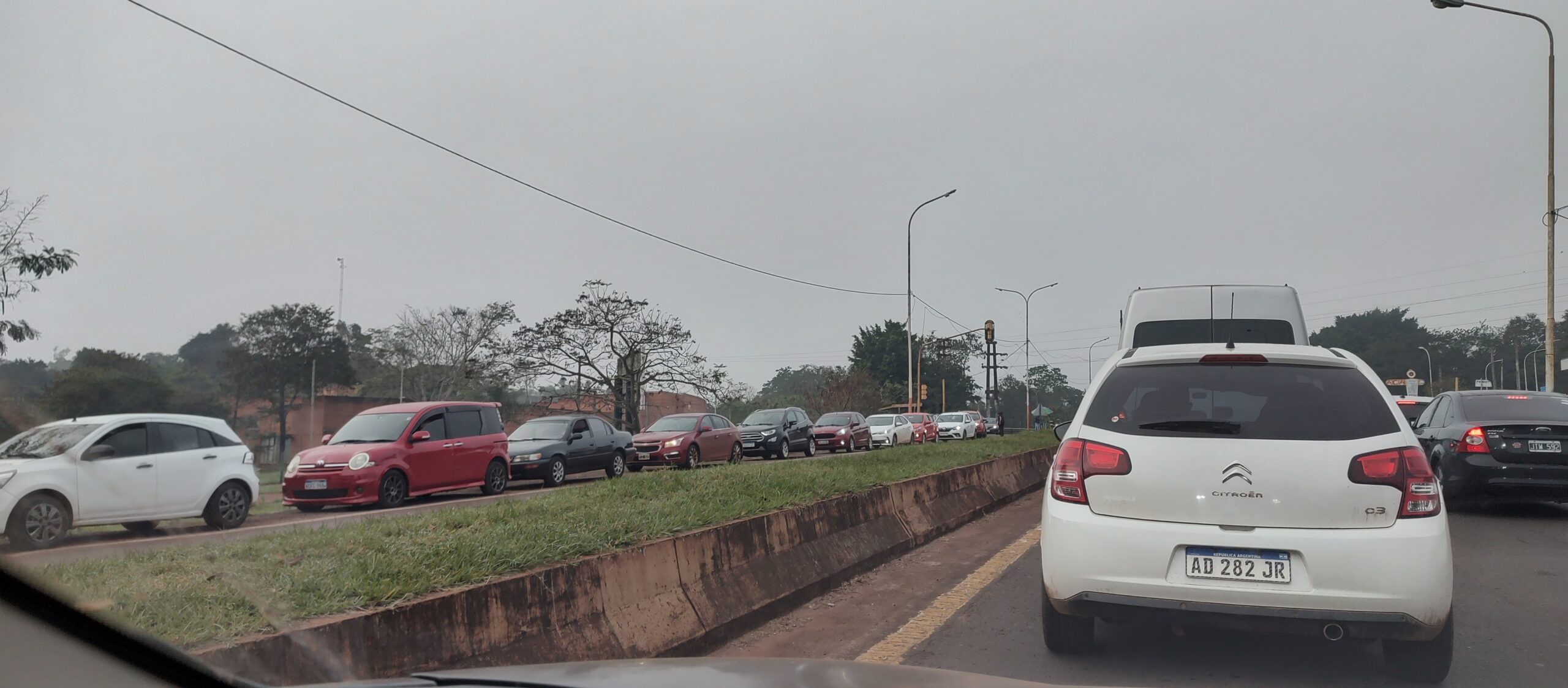 Las filas para salir de Iguazú son una postal repetida en vacaciones 