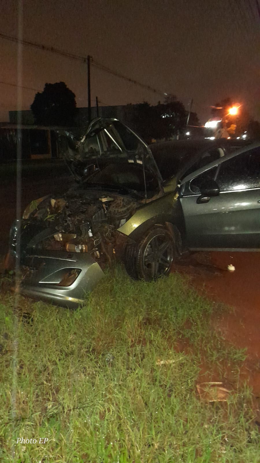 Iguazú: Colisionó contra un poste y fue auxiliado por los vecinos