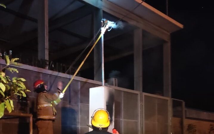 Incendio en el pilar de un jardín de infantes complico el suministro de energía en villa Alta