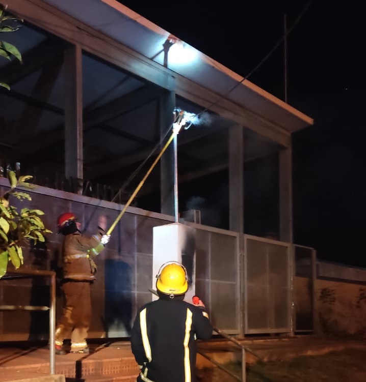 Incendio en el pilar de un jardín de infantes complico el suministro de energía en villa Alta