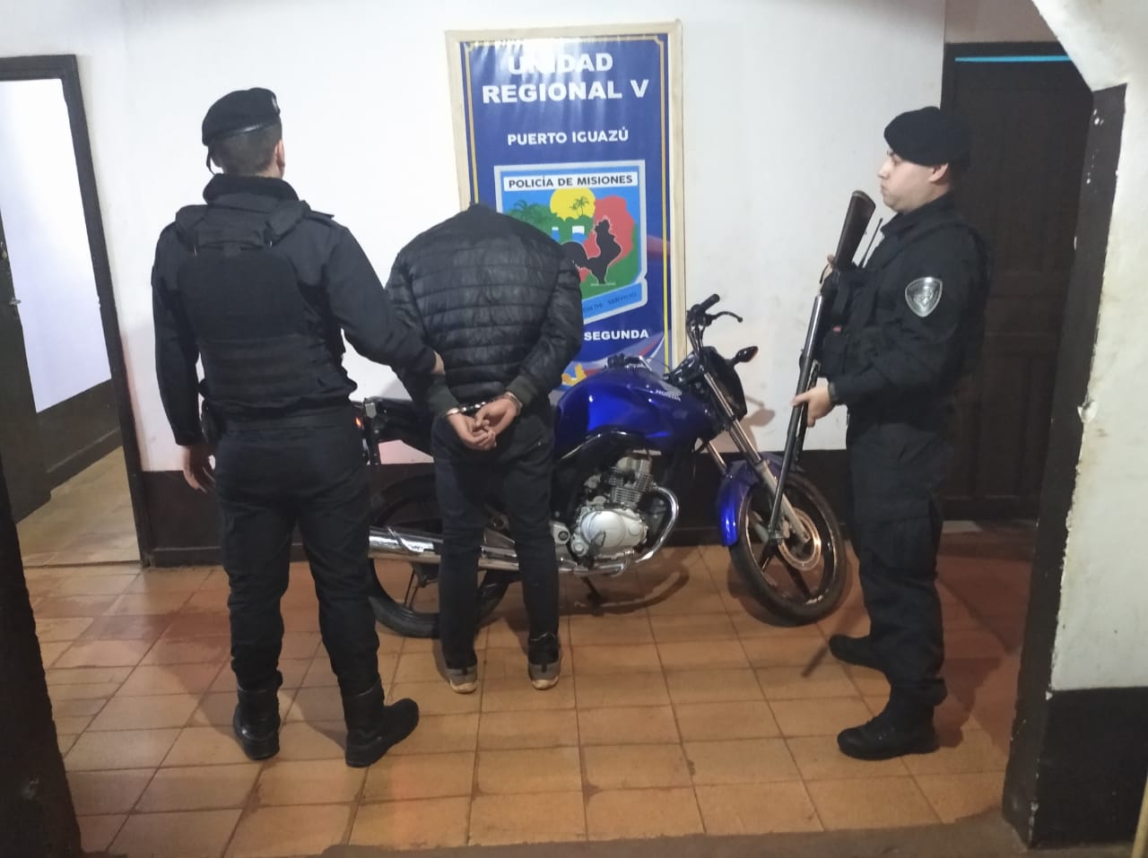 Fue descubierto mientras intentaba robar motos con un cómplice, amenazó con un arma para escapar pero fue detenido