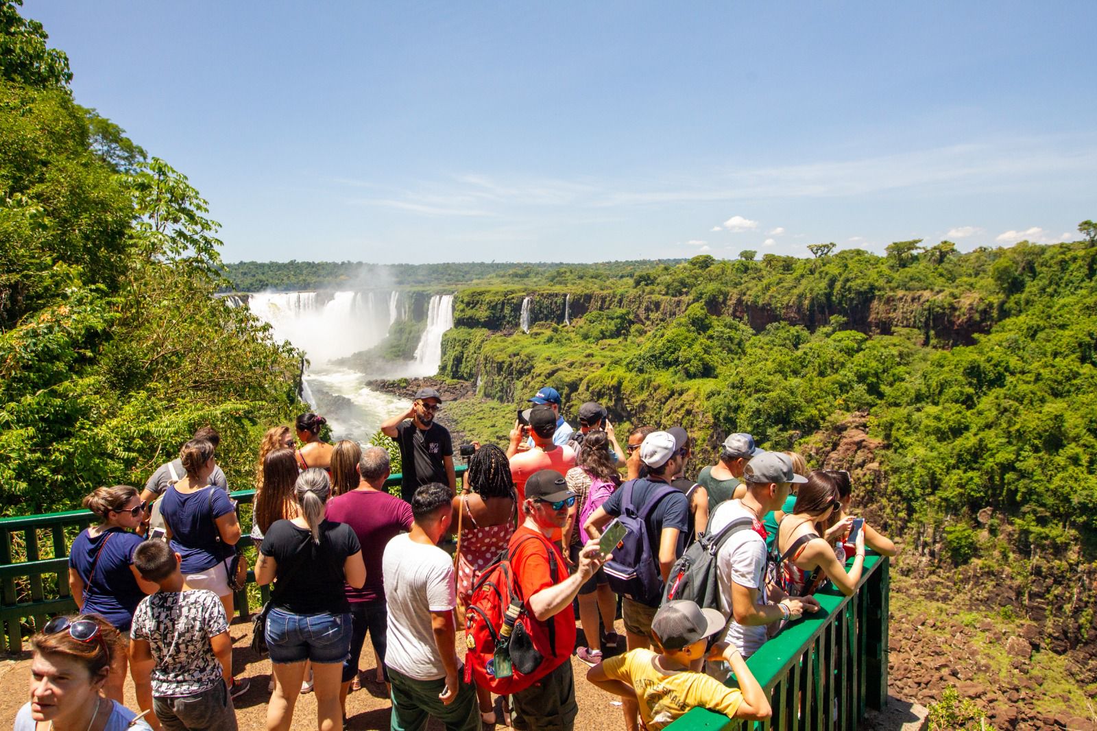 Plata para Argentina: Después de los brasileños, los argentinos son los que más ingresar a Cataratas lado brasilero