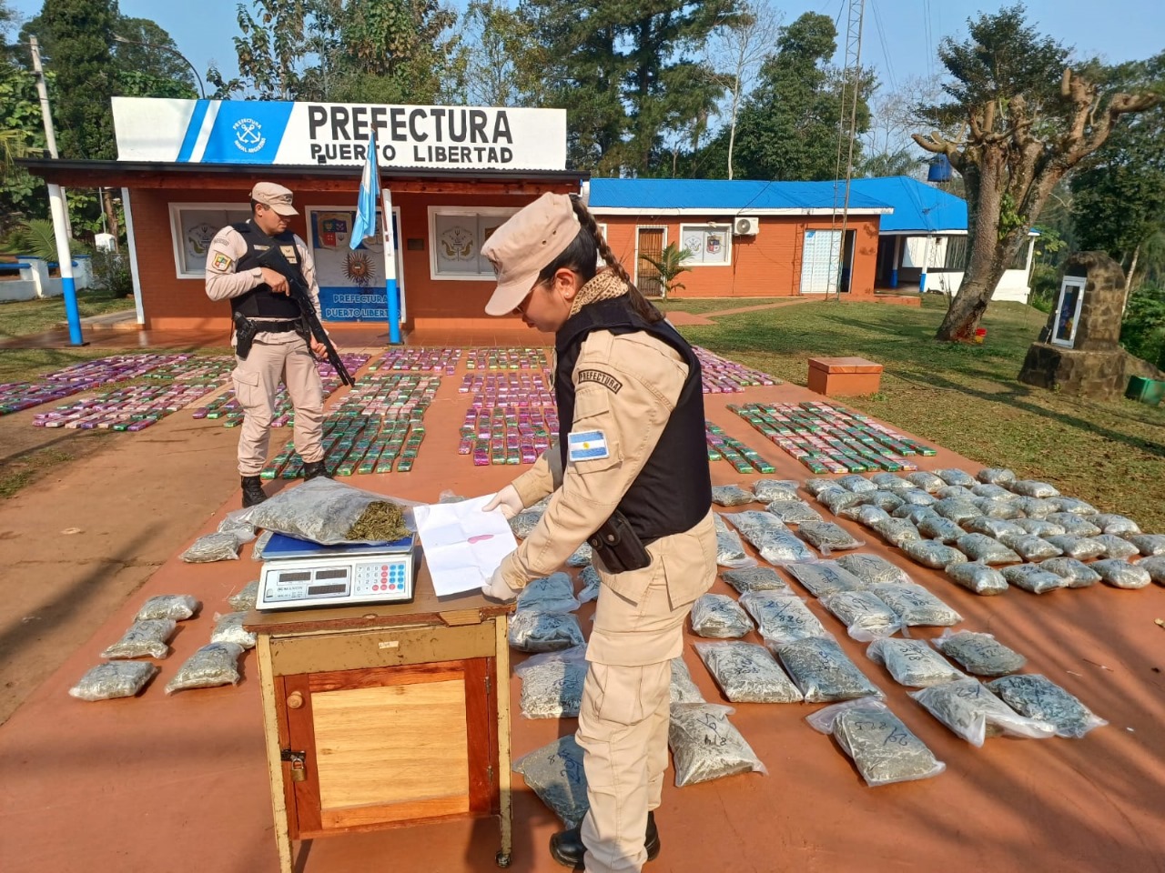 Prefectura secuestró casi 900 kilos de marihuana en Puerto Libertad