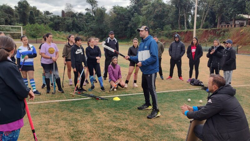 Jugadoras de Hockey de Iguazú se capacitaron y participaron de un entrenamiento nivel I