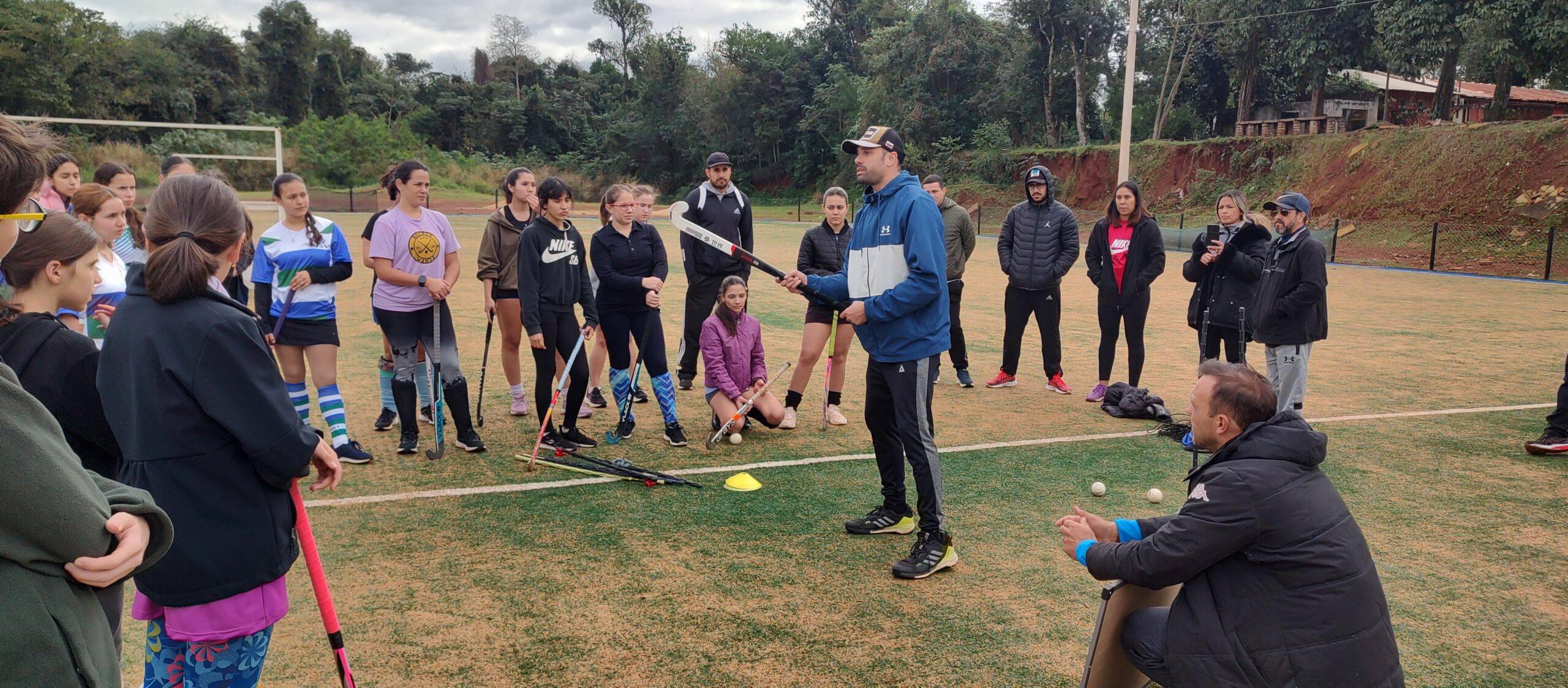 Jugadoras de Hockey de Iguazú se capacitaron y participaron de un entrenamiento nivel I