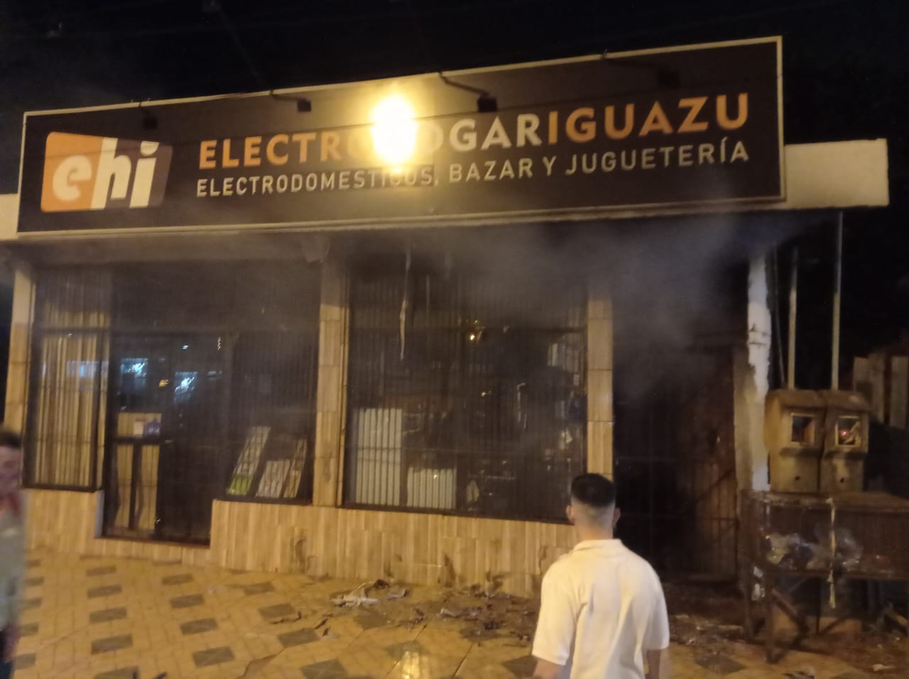 Mediante una rápida intervención de los vecinos y los bomberos evitaron grandes pérdidas en una Ferretería