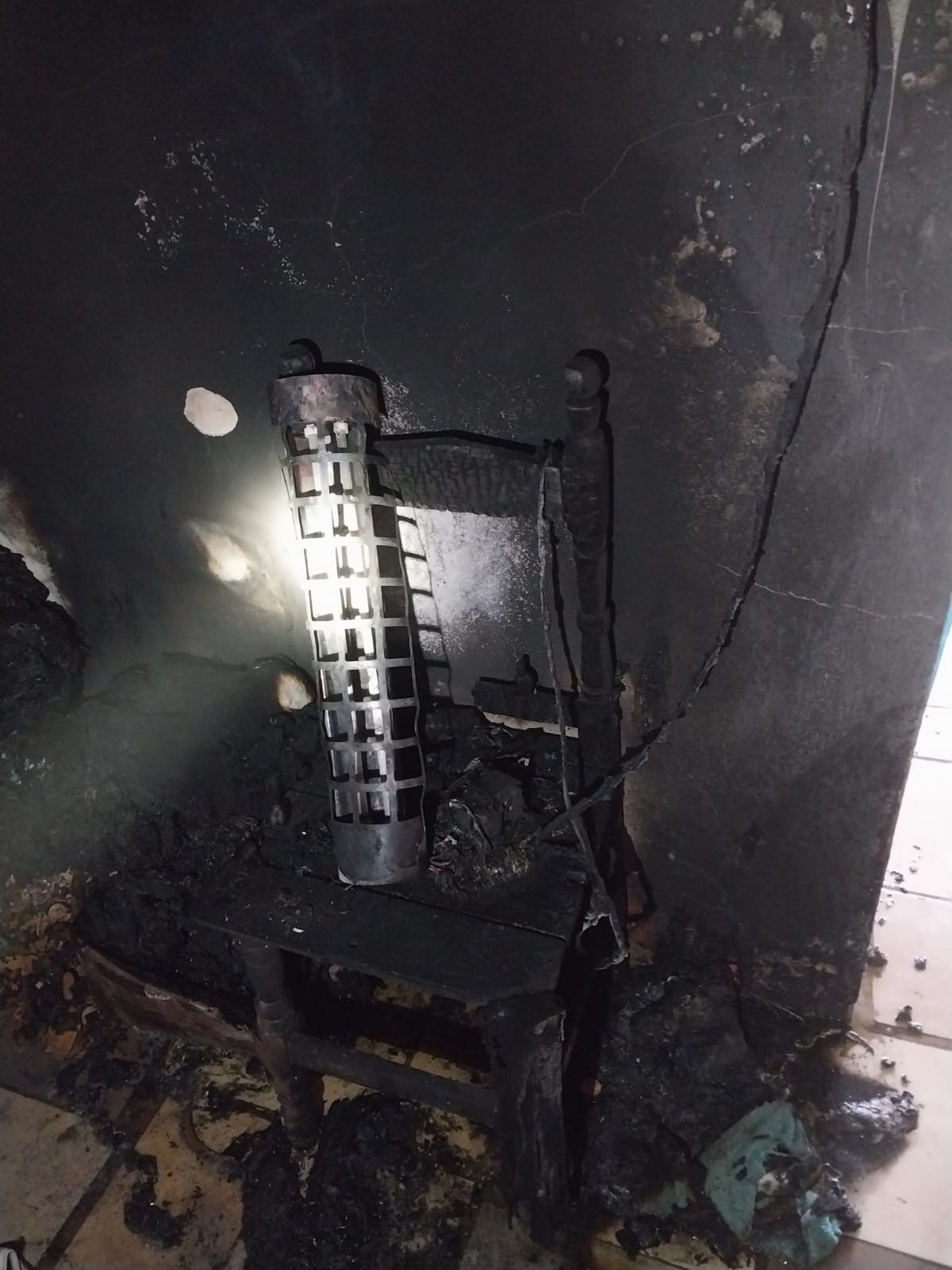 Una estufa enchufada provocó un principio de incendio en una vivienda