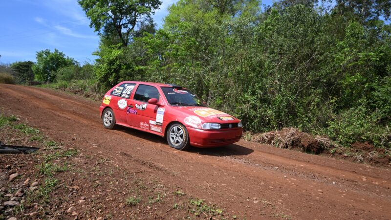 Por un problema mecánico, el Enano Competición se reengancha en el Rally en Alba Posse