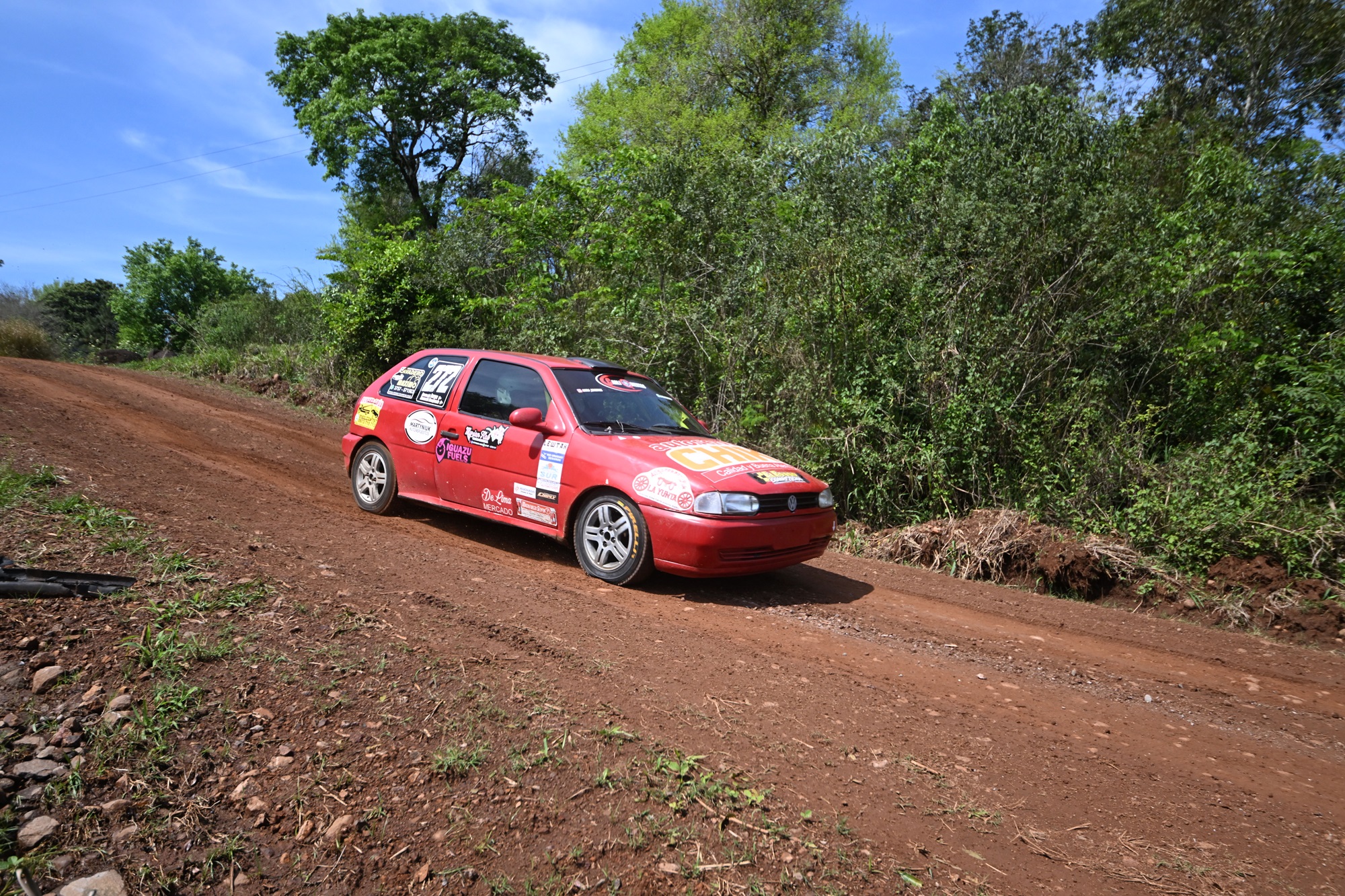Por un problema mecánico, el Enano Competición se reengancha en el Rally en Alba Posse