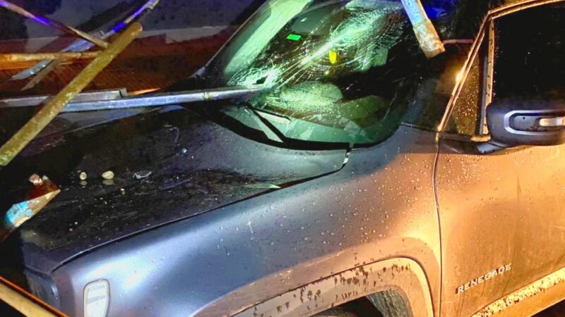 Iguazú: Fuertes vientos provocaron la caída de un andamio sobre vehículos estacionados