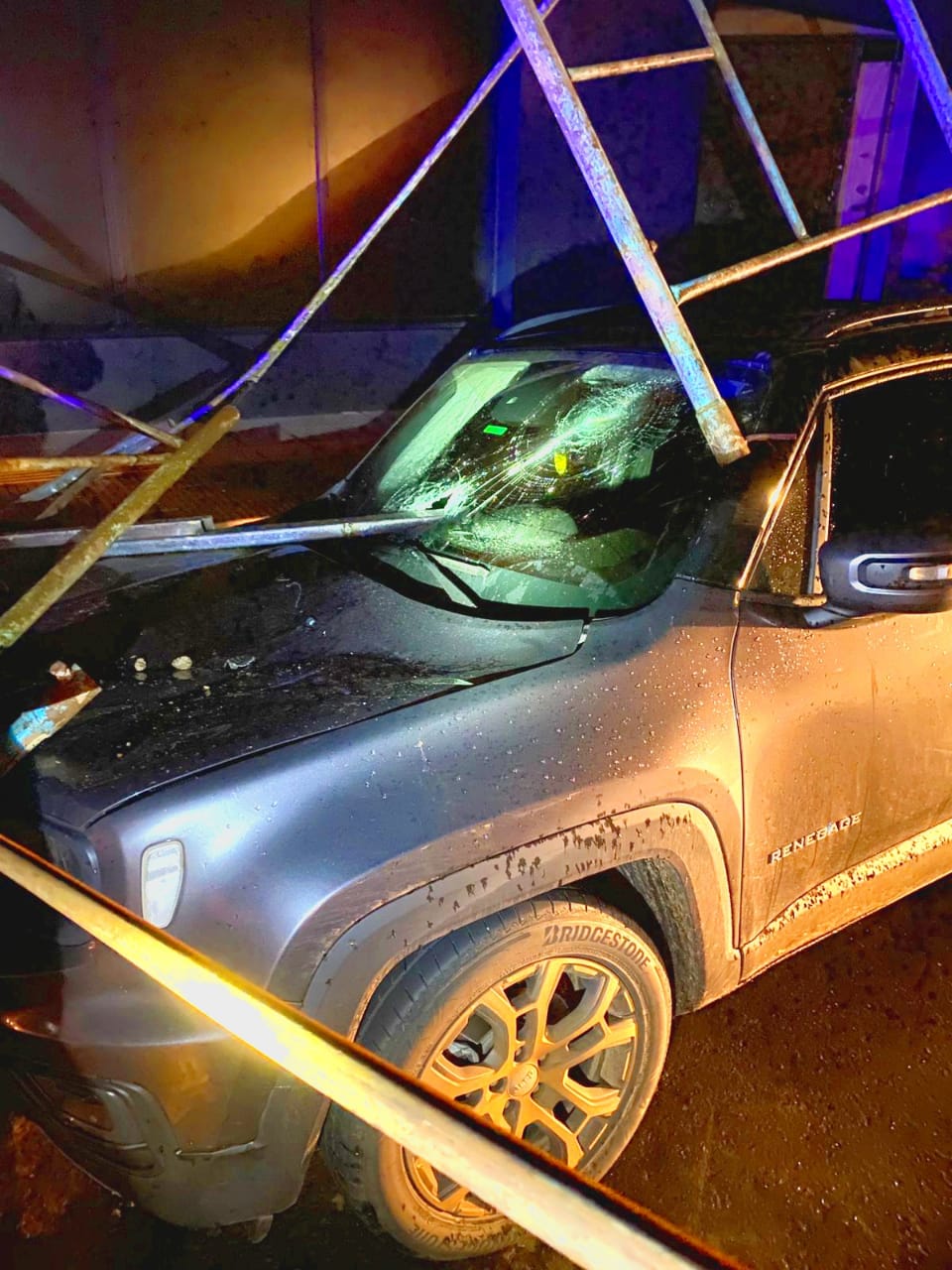 Iguazú: Fuertes vientos provocaron la caída de un andamio sobre vehículos estacionados