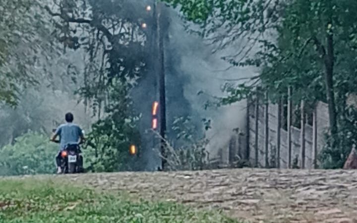 Quema de basura dejó a medio barrio sin energía eléctrica.