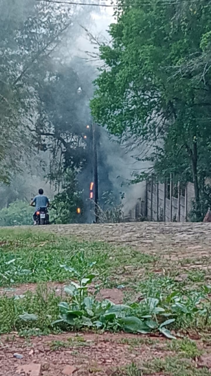 Quema de basura dejó a medio barrio sin energía eléctrica.