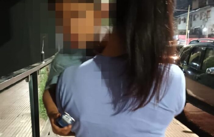 Madre abandonó a su hijo de 3 años en la vía pública y escapó al ver un móvil policial