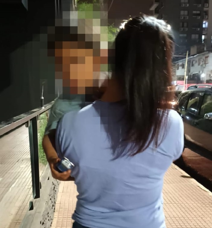 Madre abandonó a su hijo de 3 años en la vía pública y escapó al ver un móvil policial