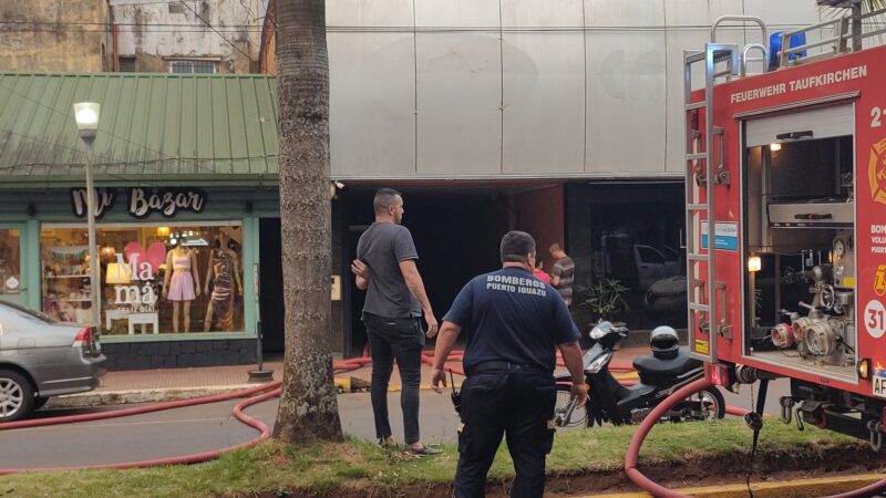 Incendió destruyó parte de un edificio en pleno centro de Iguazú