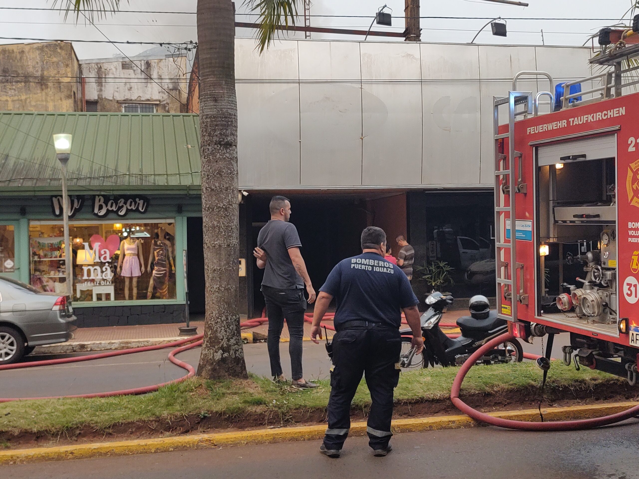 Incendió destruyó parte de un edificio en pleno centro de Iguazú