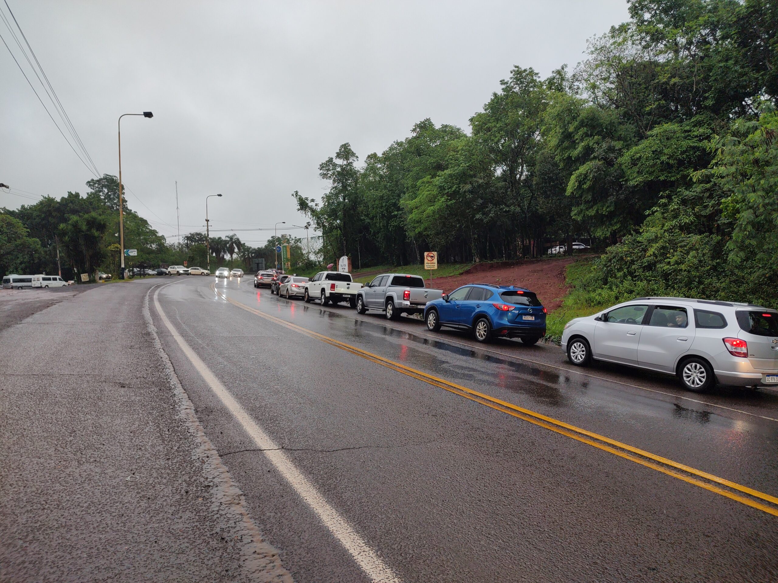 Fin de semana largo: Extensas filas para salir del país en el puente Tancredo Neves