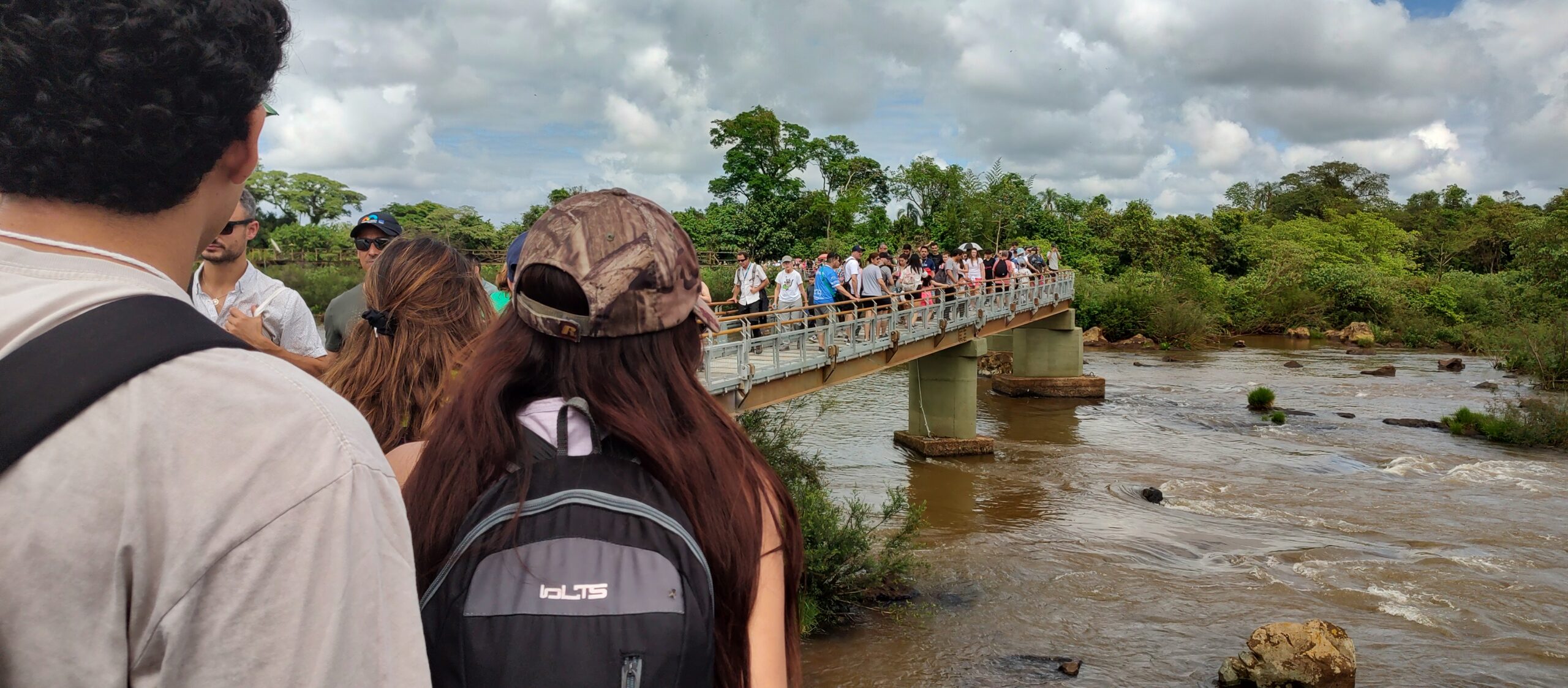 Intenso movimiento y largas filas dentro del Parque Nacional Iguazú.