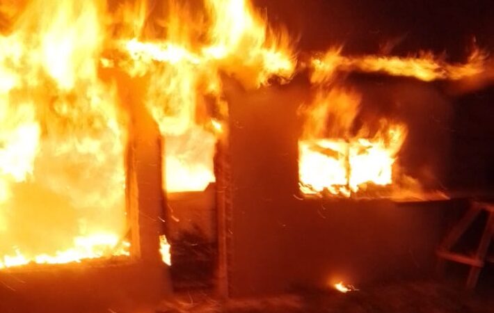 Denunció que le quemaron la casa porque tienen intenciones de quedarse con el terreno