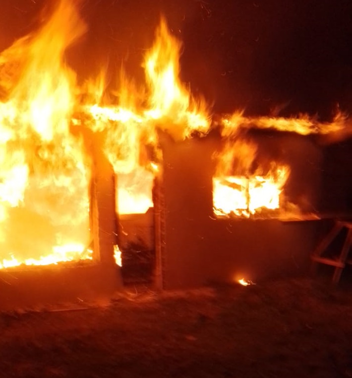 Denunció que le quemaron la casa porque tienen intenciones de quedarse con el terreno