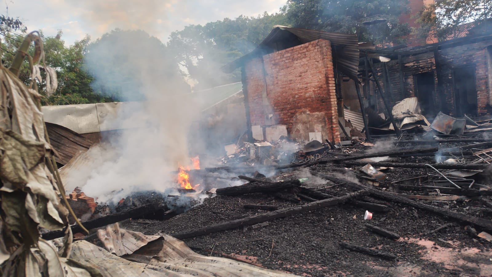 Iguazú: Incendio consumió una vivienda de dos pisos esta madrugada