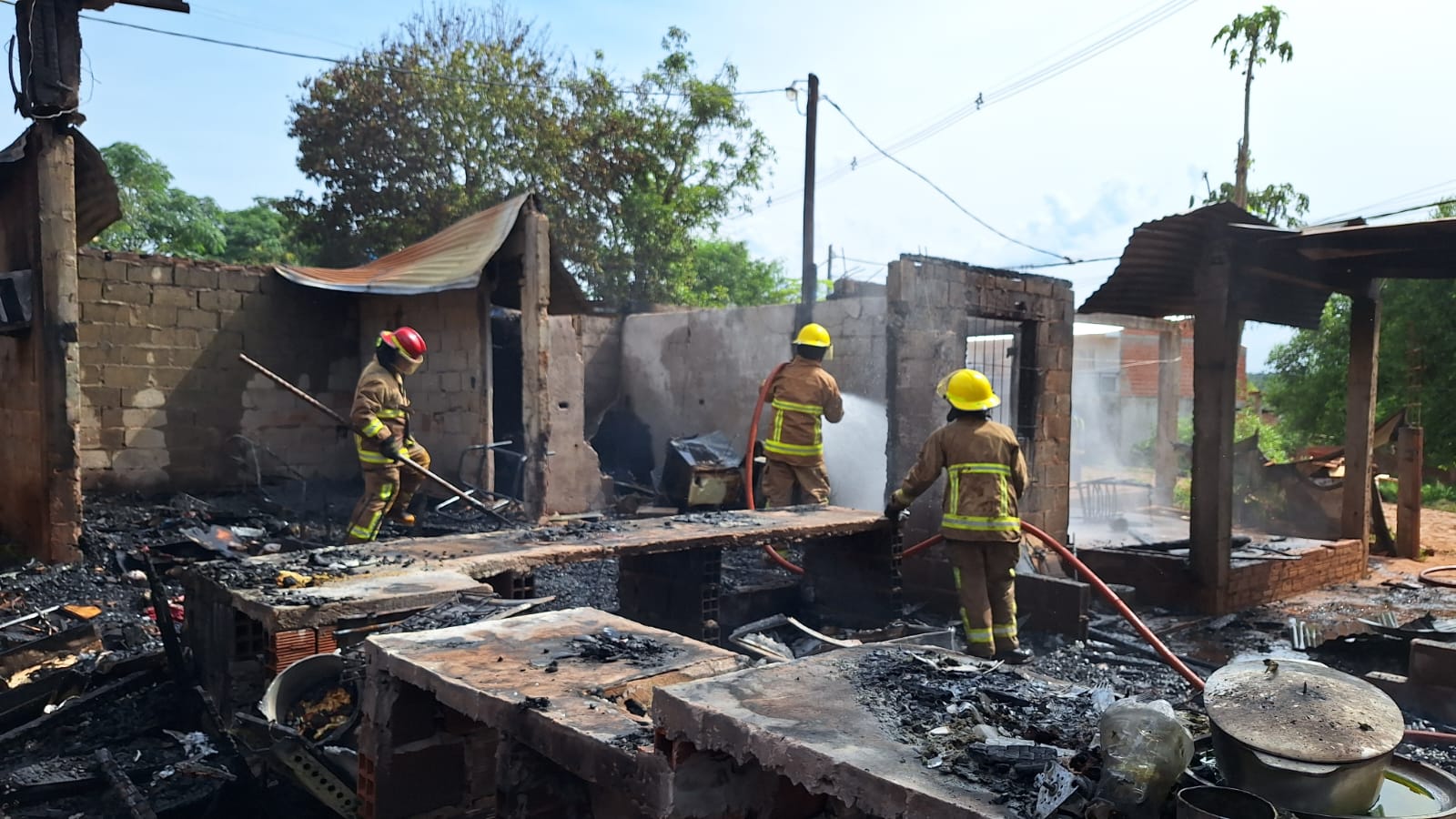 Reúnen donaciones para una familia con 5 chicos que se quedaron con lo puesto tras un incendio