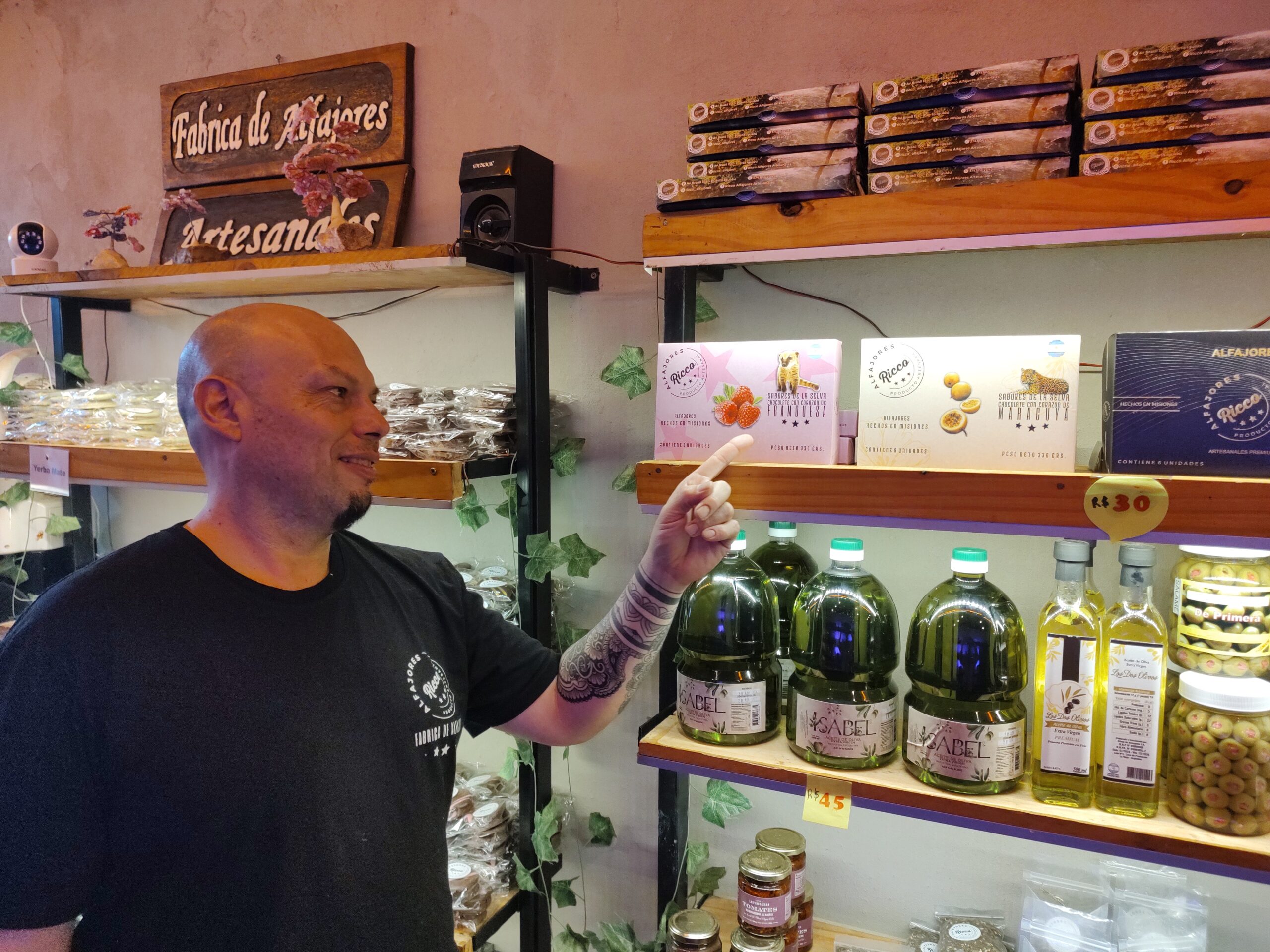 La pandemia los obligó a innovar y potenció el negocio de los alfajores regionales